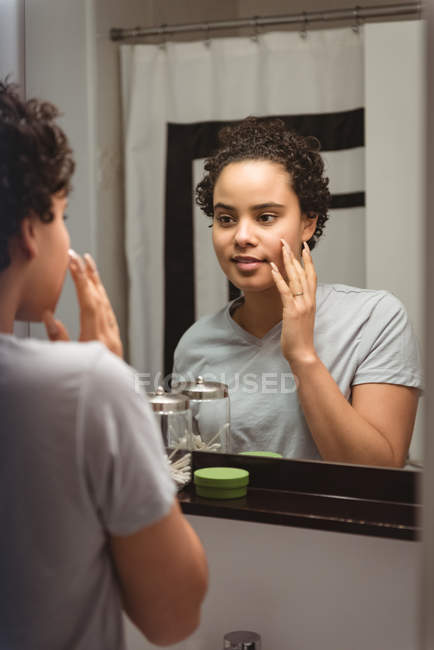 Schöne Frau, die sich selbst vor dem Spiegel bewundert — Stockfoto