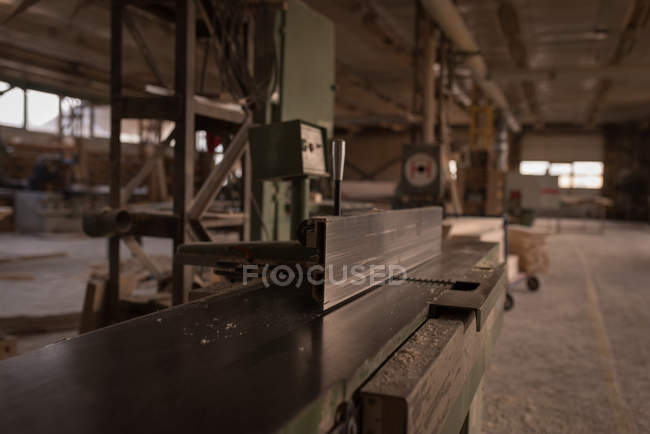Máquina vintage em oficina de carpinteiro — Fotografia de Stock