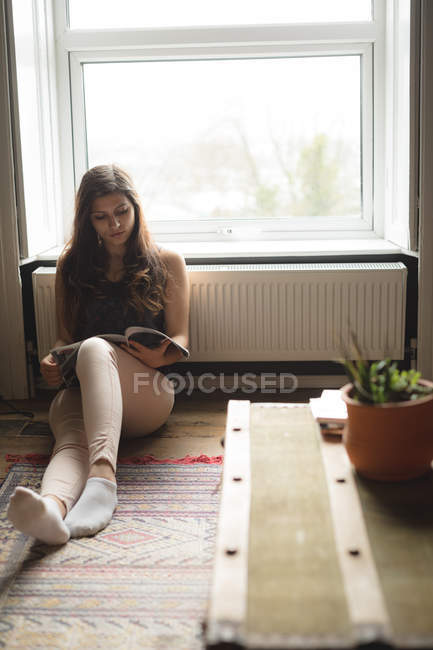 Frau liest Buch zu Hause — Stockfoto