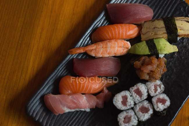 Крупный план различных суши, расположенных в лотке — стоковое фото