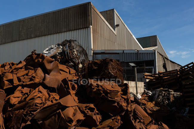 Gros plan de métal rouillé dans la casse par une journée ensoleillée — Photo de stock