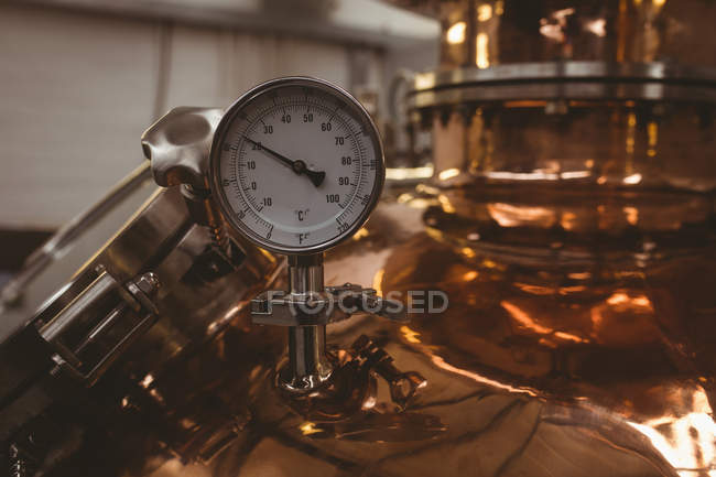 Manómetro en el tanque de almacenamiento en la fábrica de cerveza - foto de stock