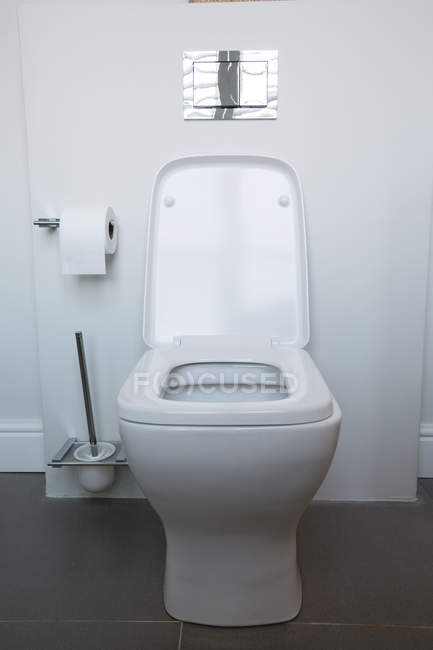 Интерьер современного туалета дома — стоковое фото