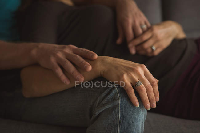 Sezione centrale della coppia che si rilassa in soggiorno a casa — Foto stock