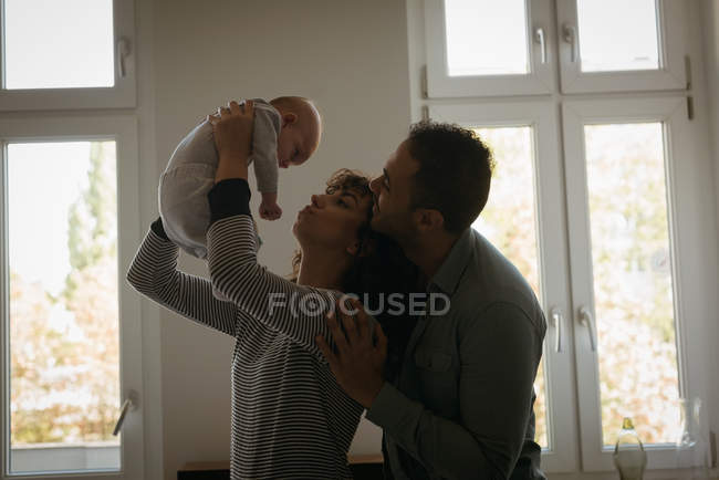 Батьки, граючи з їх дитиною на дому — стокове фото