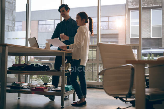 Führungskräfte arbeiten gemeinsam im Büro — Stockfoto
