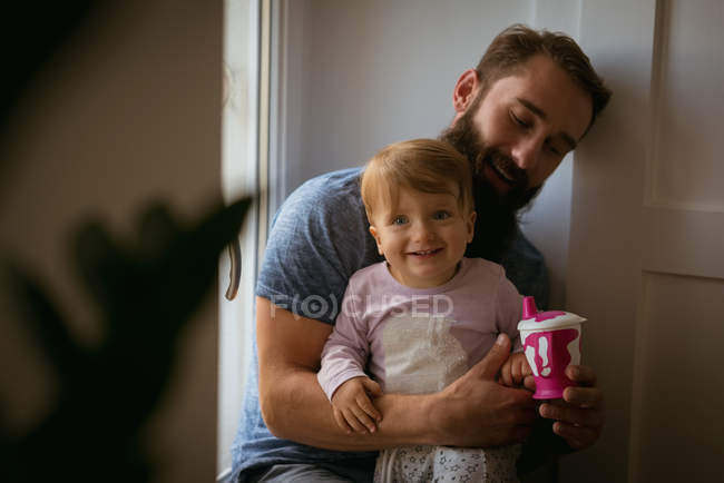Père nourrir son fils à la maison — Photo de stock