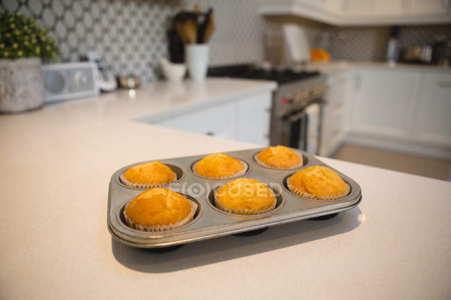 Gros plan sur les muffins dans la plaque de cuisson à la maison — Photo de stock