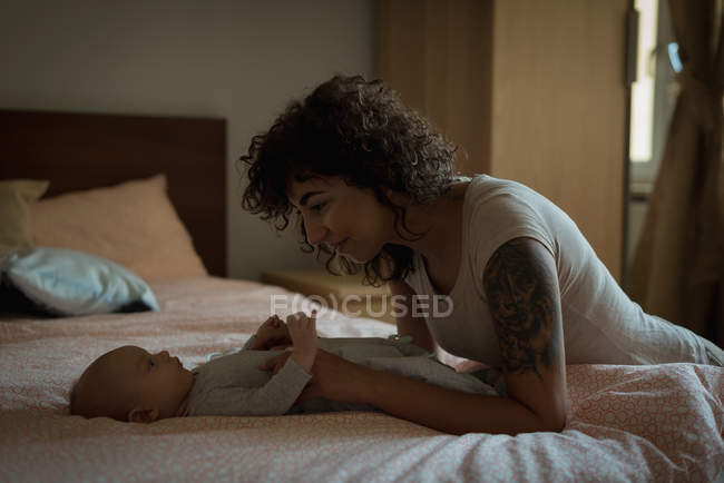 Mother playing with her baby at home — Stock Photo