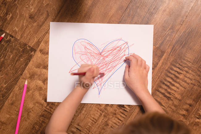 Dibujo de niña en papel artesanal en casa - foto de stock