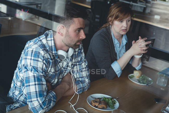 Коллеги по бизнесу сидят в кафетерии в офисе — стоковое фото
