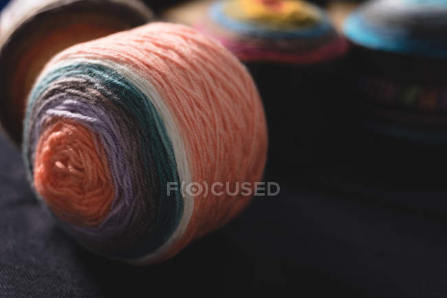 Gros plan fil multicolore en rangée disposée — Photo de stock