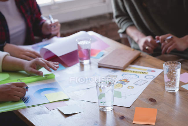 Führungskräfte diskutieren miteinander im Kreativbüro — Stockfoto