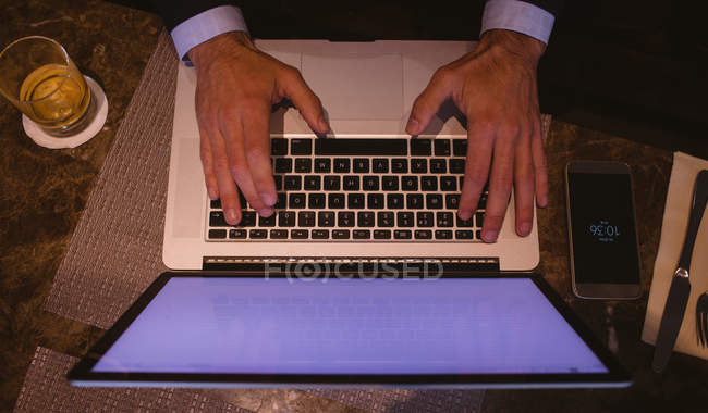 Крупним планом бізнесмен використовує ноутбук в готелі — стокове фото