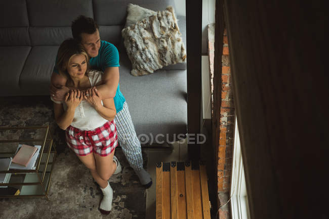 Casal romântico abraçando uns aos outros em casa — Fotografia de Stock
