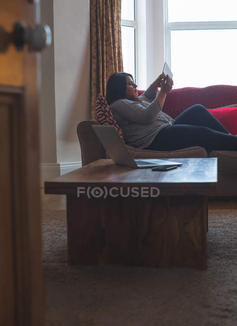 Красивая женщина-блоггер с помощью цифрового планшета дома — стоковое фото