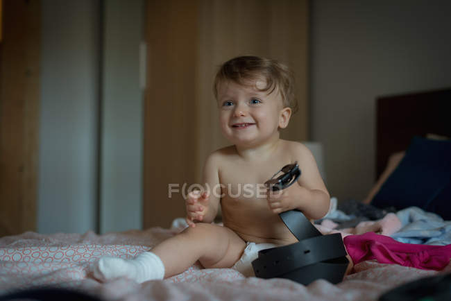 Bambino ragazzo giocare su letto a casa — Foto stock