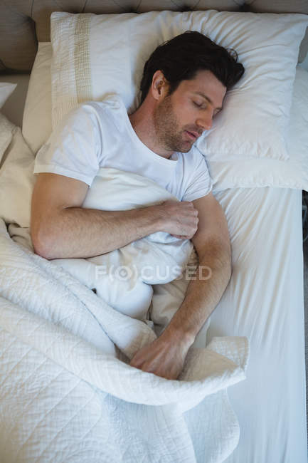 Homem dormindo no quarto em casa — Fotografia de Stock