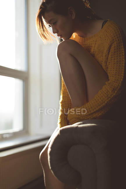 Donna premurosa rilassante vicino alla finestra a casa — Foto stock