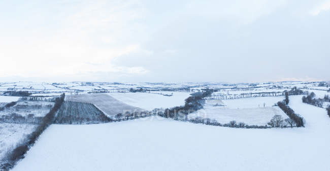 Vista aérea del paisaje nevado del campo en el Condado de Cork, Irlanda - foto de stock