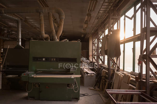 Machine vintage en atelier charpentier — Photo de stock