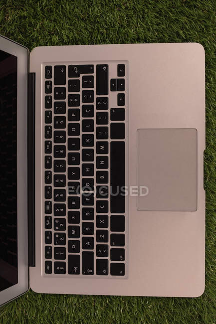 Laptop na grama artificial — Fotografia de Stock