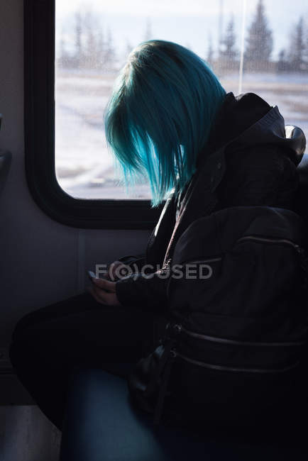 Stilvolle Frau nutzt Handy während Zugfahrt — Stockfoto