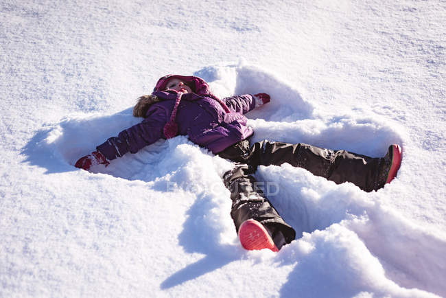 Девушка пишет на снегу любовный месседж, солнечный зимний день