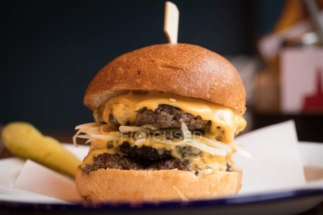 Nahaufnahme eines Burgers, der im Restaurant auf Teller serviert wird. — Stockfoto