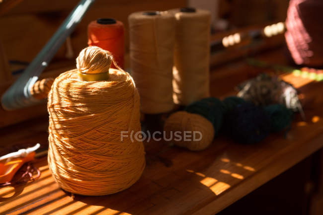 Primer plano del hilo de seda en la tienda - foto de stock