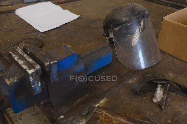Защитный шлем на рабочем столе в мастерской — стоковое фото