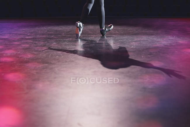 Frauenfüße tanzen auf der Bühne des Theaters. — Stockfoto