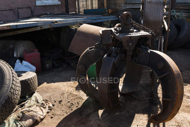 Máquina enferrujada parte no scrapyard em um dia ensolarado — Fotografia de Stock