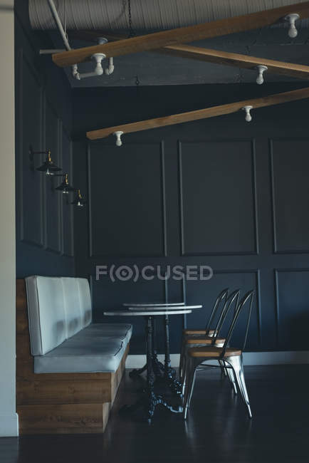 Cadeira e mesa no refeitório no escritório — Fotografia de Stock