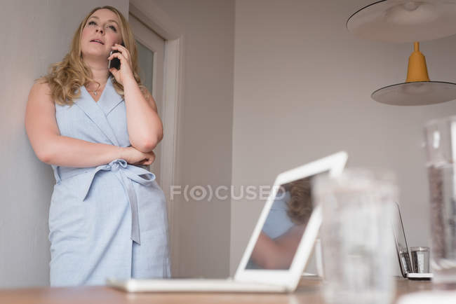 Femme cadre parlant sur téléphone portable dans le bureau de création — Photo de stock
