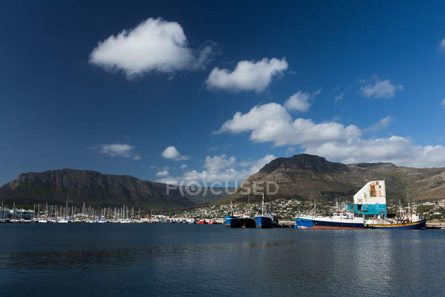 Barcos atracados no porto num dia ensolarado — Fotografia de Stock