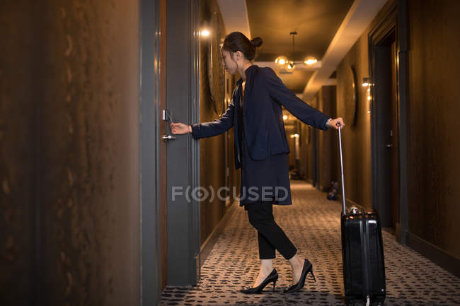 Femme entrant dans la chambre d'hôtel — Photo de stock