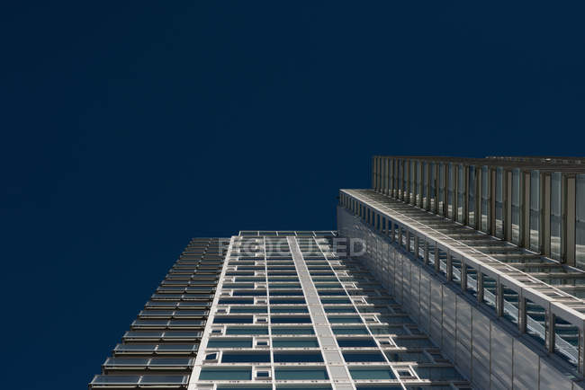 Vue à angle bas du bâtiment moderne par une journée ensoleillée — Photo de stock