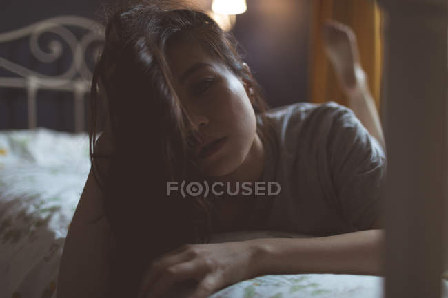Porträt einer Frau, die es sich zu Hause im Schlafzimmer gemütlich macht — Stockfoto