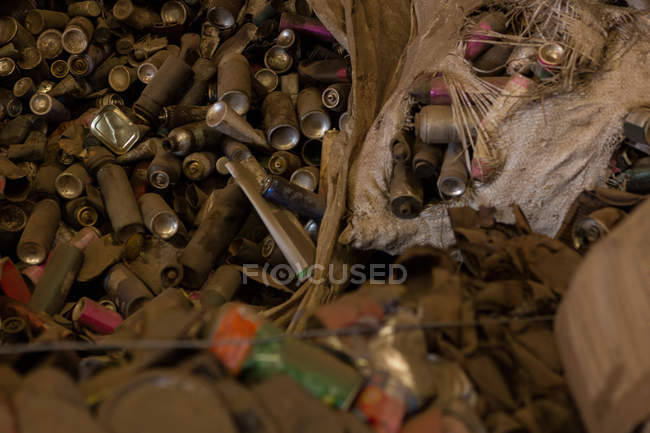 Close-up de latas no ferro-velho — Fotografia de Stock