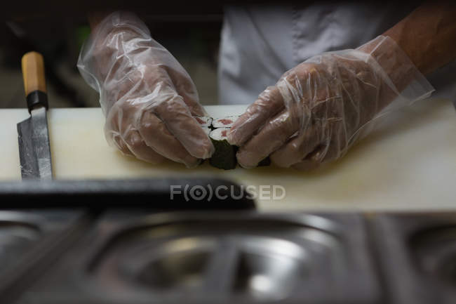 Chef sênior preparando sushi na cozinha do hotel — Fotografia de Stock