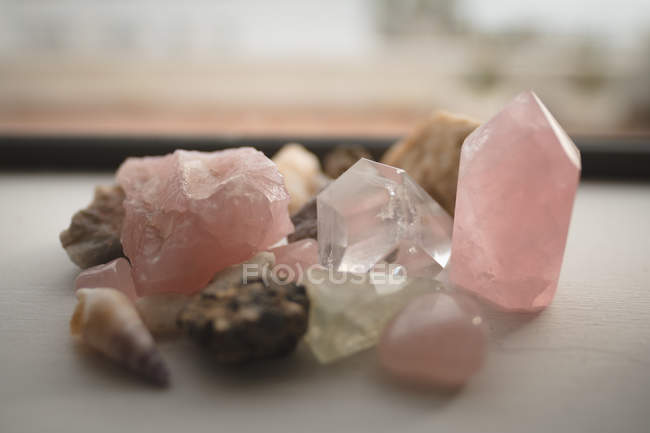 Gros plan de différents types de pierres précieuses à la maison — Photo de stock