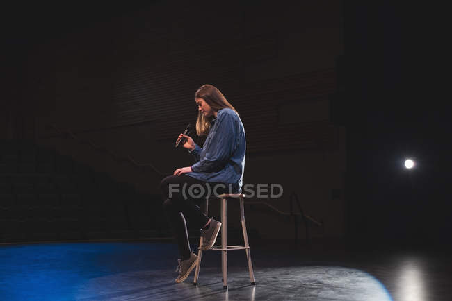 Female singer performing on stage at theatre. — Stock Photo
