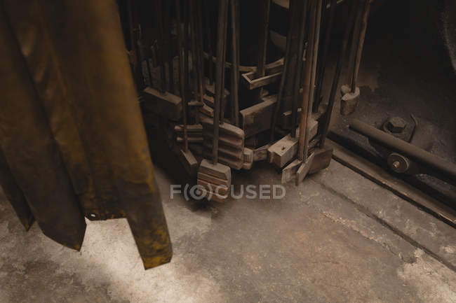 Divers outils métalliques en atelier — Photo de stock