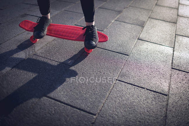 Baixa seção de mulher patinando na rua — Fotografia de Stock