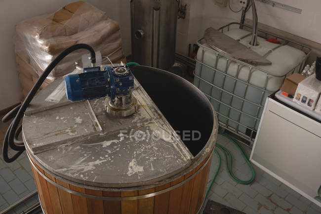 Vue grand angle de la distillerie en usine de gin — Photo de stock