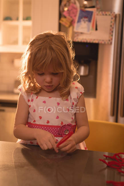 Девушка готовит валентинки украшения на дому — стоковое фото