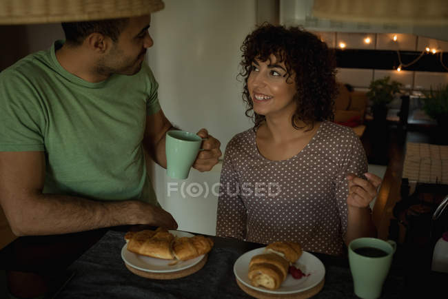 Пара завтракает вместе дома — стоковое фото