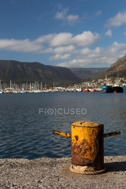 Pilona de hierro en el puerto en un día soleado - foto de stock