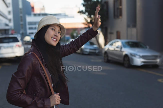 Jovem mulher gesticulando na rua da cidade — Fotografia de Stock